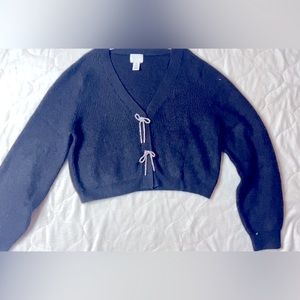 Black sweater with zirconia button ties